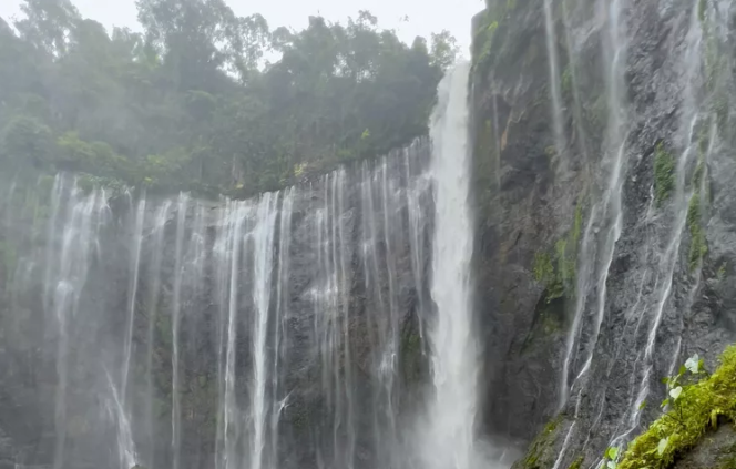 
 Air Terjun Tumpak Sewu di Pronojiwo - Lumajang