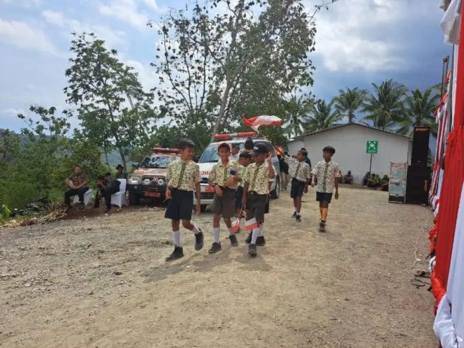 
 Seragam Gratis Tak Kunjung Datang, Orang Tua Siswa di Blitar Terpaksa Keluarkan Uang Hingga Rp 800 Ribu